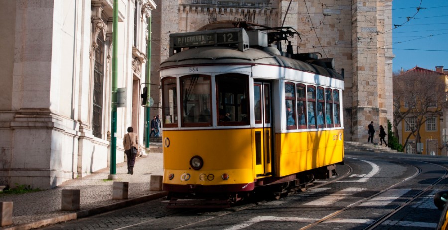 Catedral de Lisboa y tranvía