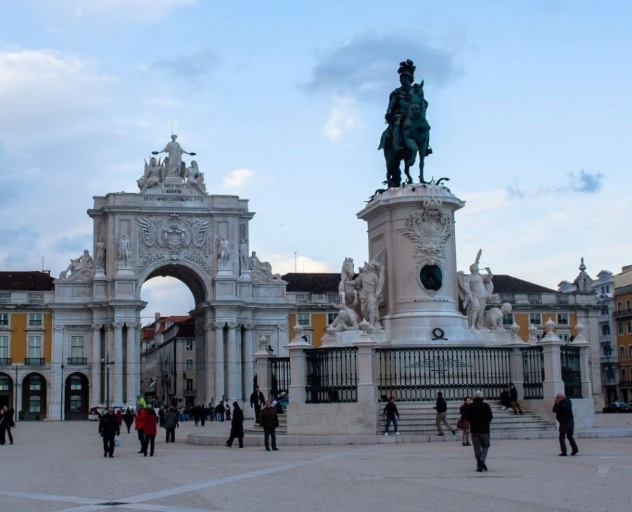 Estatua de la plaza del comercio de Lisboa